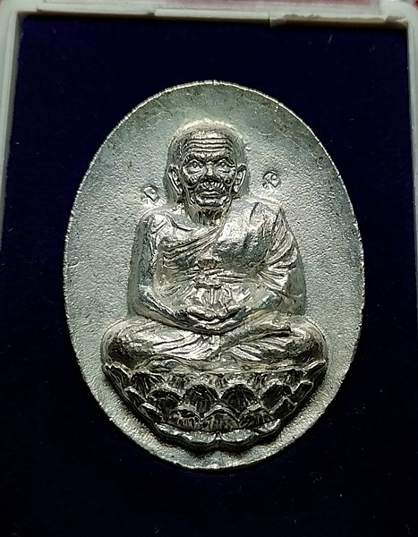เหรียญหลวงปู่ทวด พิมพ์หลังเตา วัดบวรนิเวศ เนื้อนวะ พรายเงิน ปี2536 พร้อมกล่องเดิมๆ
