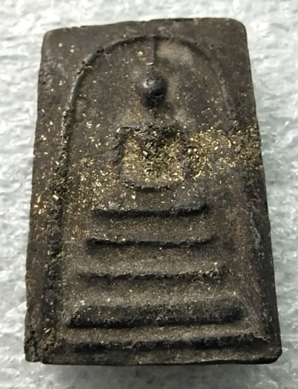 พระสมเด็จพิมพ์ใหญ่เนื้อผงใบลานโรยผงตะใบ ตัดเครื่องหลวงปู่ลำภูสวยๆครับ