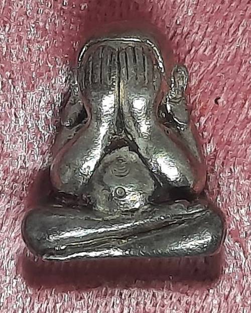 พระปิดตาปุ้มปุ้ย นะปัดตลอด รุ่นกายเทพ หลวงพ่อคูณปลุกเสก ปี56 เนื้อเงิน หมายเลข 52  สร้างแค่ 100 องค์