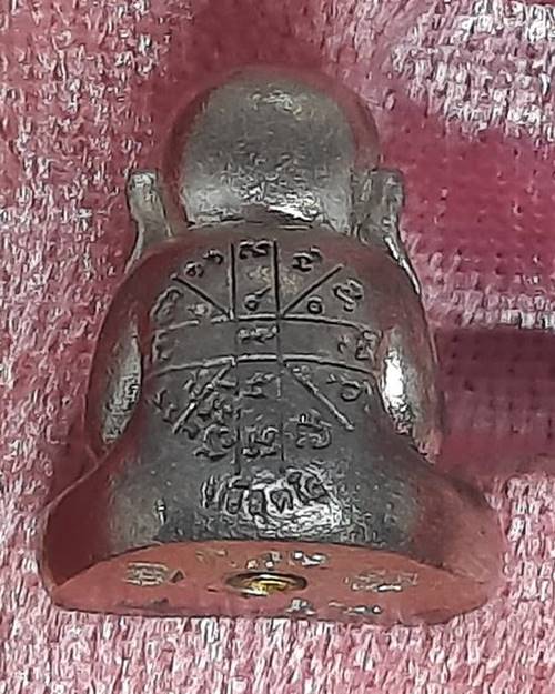 พระปิดตาปุ้มปุ้ย นะปัดตลอด รุ่นกายเทพ หลวงพ่อคูณปลุกเสก ปี56 เนื้อเงิน หมายเลข 52  สร้างแค่ 100 องค์