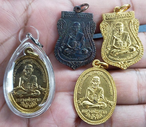 เหรียญหลวงปู่ทวดกะไหล่ทองและทองแดงรมดำ ปี 10  แจกปีนัง สภาพสวย 4 เหรียญ เ คาะเดียว