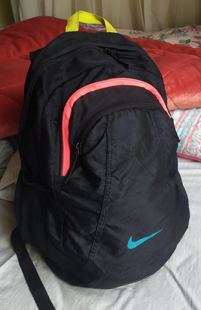 เป้ NIKE ของแท้ สีดำ โลโก้ฟ้า ขอบซิปหน้าสีแดง แผ่นรองหลังสีฟ้า ขายถูกๆเอามันส์ครับ