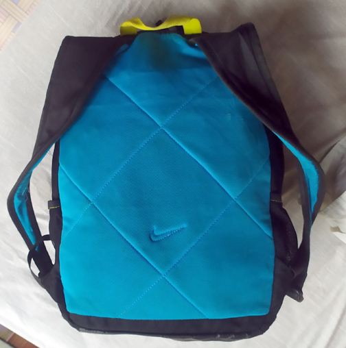 เป้ NIKE ของแท้ สีดำ โลโก้ฟ้า ขอบซิปหน้าสีแดง แผ่นรองหลังสีฟ้า ขายถูกๆเอามันส์ครับ