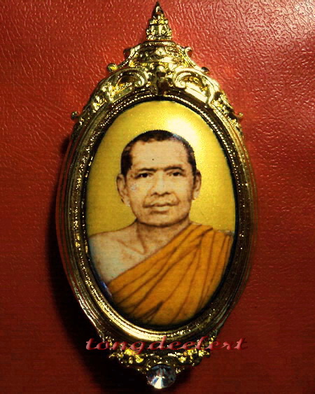 ล็อกเก็ตหลวงพ่อฤาษีลิงดำ วัดท่าซุง กะไหล่ทองประดับเพชร สวยมากค่ะ