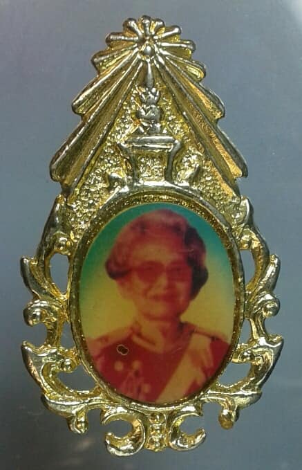 เข็มกลัดสมเด็จย่า  กะไหล่ทอง  เคาะเดียวครับ