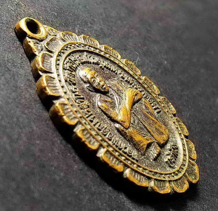 60 บาท เหรียญหลวงพ่อคูณ วัดบ้านไร่ รุ่นกูรักมึง สร้างปี 2537 BOX3