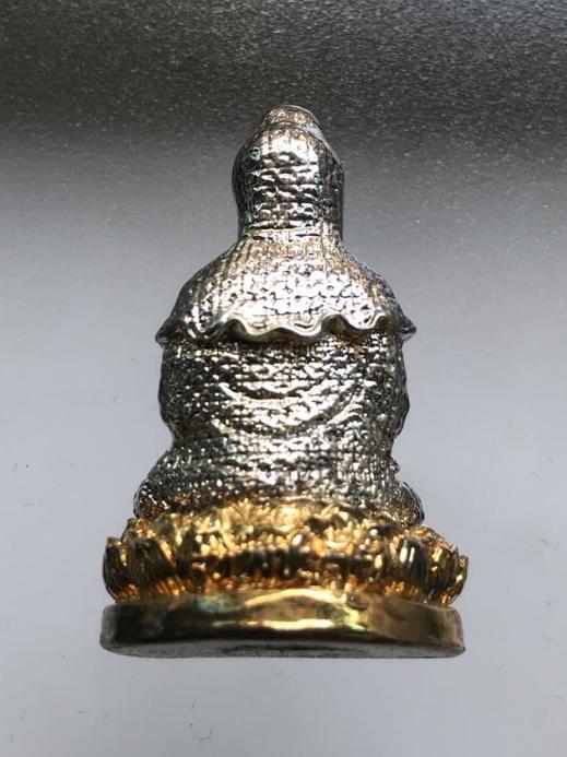 พระกริ่งพระโพธิสัตว์กวนอิม รุ่นเพชรเจ้าฟ้า เนื้อสามกษัตริย์ หน้าผากฝังเพชร มหาพุทธาภิเษก วัดบวร