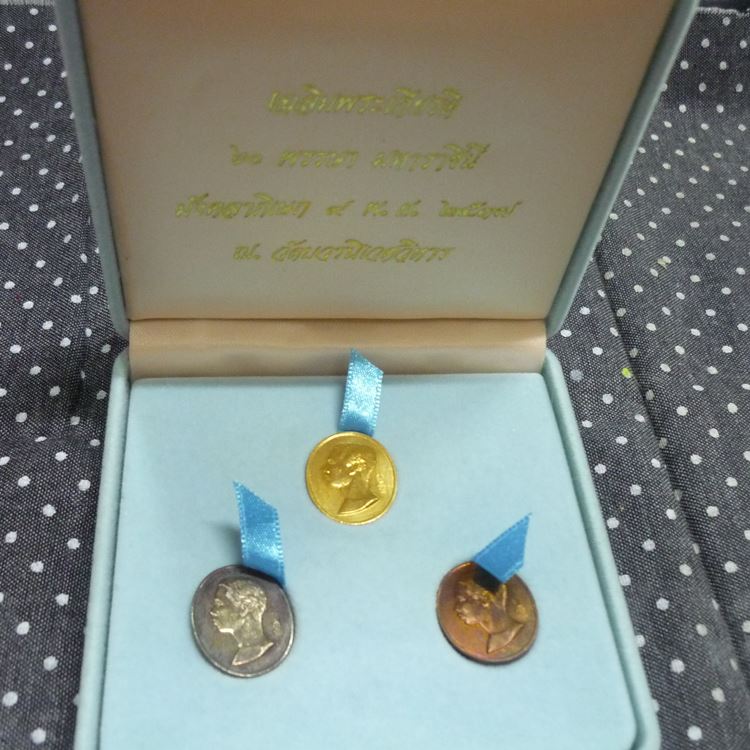 ชุดทองคำ - เหรียญรัชกาลที่ 5 วัดบวรนิเวศ ในวาระสมเด็จพระราชินีครบ 60 พรรษา ปี 37 พร้อมกล่องกำมะหยี 