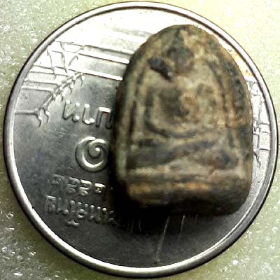 *พระกรุวัดท้ายตลาด พิมพ์หยดแป้งจิ๋วสมาธิข้างเส้น เนื้อใบลาน*