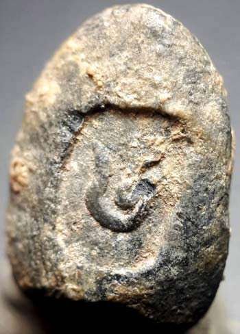 *พระกรุวัดท้ายตลาด พิมพ์หยดแป้งจิ๋วสมาธิข้างเส้น เนื้อใบลาน*