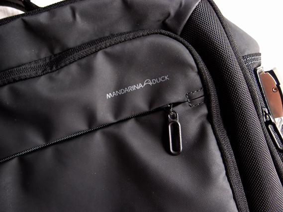 กระเป๋า MANDARINA DUCK ของแท้ สีดำ สวยมาก เป็นได้ทั้งกระเป๋าหิ้ว และเป็นเป้สะพายได้ 2in1 จ้า