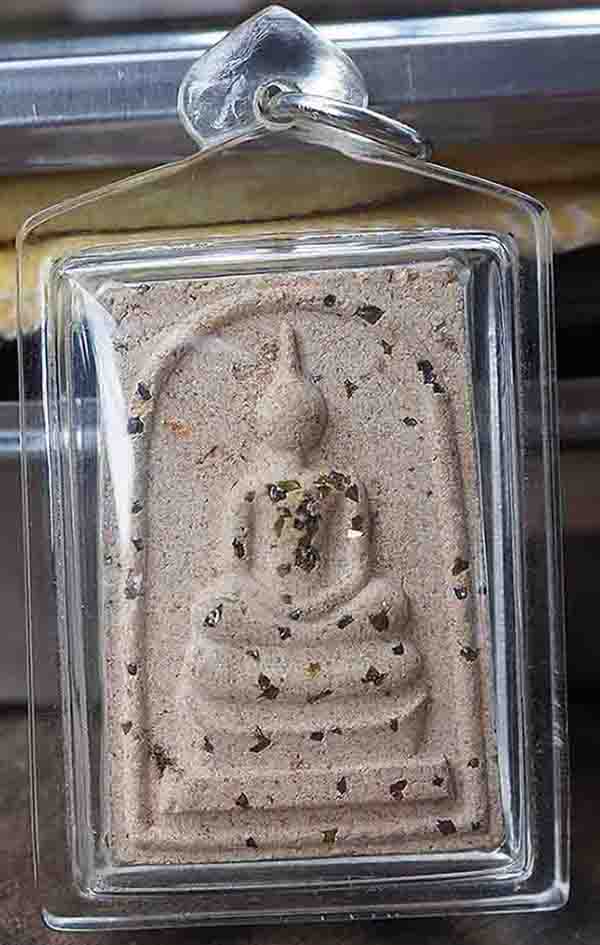 พระสมเด็จวัดโนนผึ้ง อ.กันทรารมย์ จ.ศรีสะเกษ เนื้อผงพุทธคุณ 108 ปี 2540 บล็อคเศียรกลม