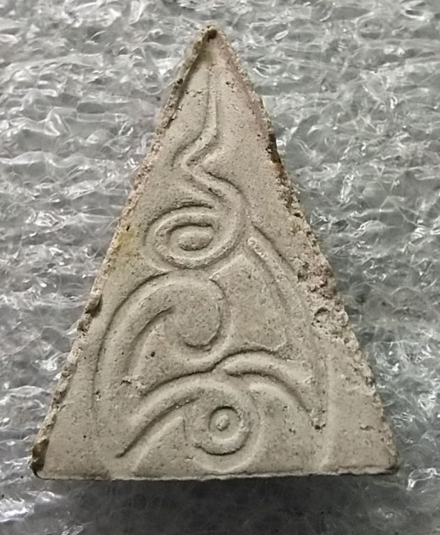 พระสมเด็จสามเหลี่ยมหลังยันต์หลวงปู่โต๊ะปี24สวยๆครับ