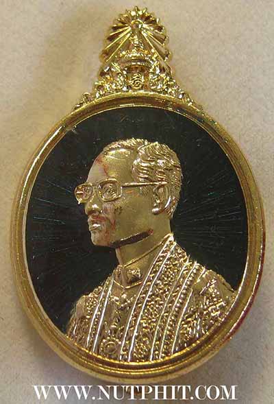 เข็มกลัดในหลวงรัชกาลที่ ๙ ลงยาสีเขียว สวยกริ๊บ กล่องเดิม ๒๕๔๙*44