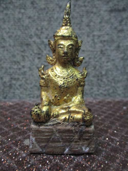 พระรัตนะ เนื้อโลหะทองเดิม ขนาดเล็ก หน้าตัก 1 นิ้ว พระสูง 2 นิ้ว อยู่บนฐานไม้