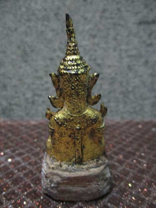 พระรัตนะ เนื้อโลหะทองเดิม ขนาดเล็ก หน้าตัก 1 นิ้ว พระสูง 2 นิ้ว อยู่บนฐานไม้