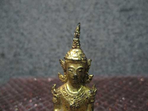 พระรัตนะ เนื้อโลหะทองเดิม ขนาดเล็ก หน้าตัก 1 นิ้ว พระสูง 2 นิ้ว อยู่บนฐานไม้