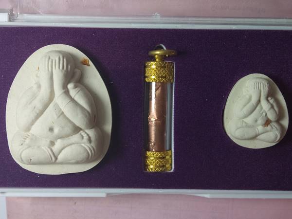 ชุดกรรมการ พระปิดตาหลวงพ่อคูณ รุ่น คูณพันล้าน ออกวัดบ้านไร่ ปี 57 เนื้อ ผงพุทธคุณผสมจีวรตะกรุด 3 กษั