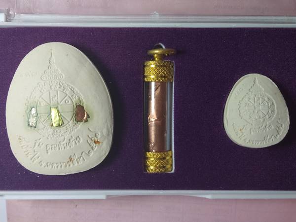 ชุดกรรมการ พระปิดตาหลวงพ่อคูณ รุ่น คูณพันล้าน ออกวัดบ้านไร่ ปี 57 เนื้อ ผงพุทธคุณผสมจีวรตะกรุด 3 กษั