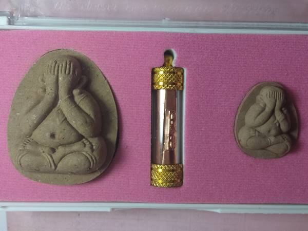 ชุดกรรมการ พระปิดตาหลวงพ่อคูณ รุ่น คูณพันล้าน ออกวัดบ้านไร่ ปี 57 เนื้อ ว่านเศรษฐีผสมจีวรตะกรุด 3 กษ