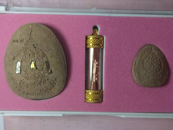 ชุดกรรมการ พระปิดตาหลวงพ่อคูณ รุ่น คูณพันล้าน ออกวัดบ้านไร่ ปี 57 เนื้อ ว่านเศรษฐีผสมจีวรตะกรุด 3 กษ