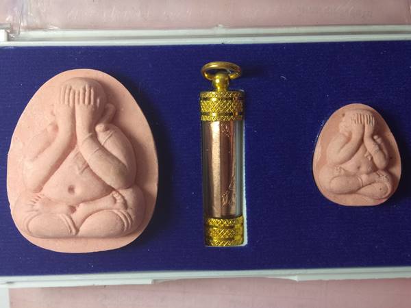 ชุดกรรมการ พระปิดตาหลวงพ่อคูณ รุ่น คูณพันล้าน ออกวัดบ้านไร่ ปี 57 เนื้อ ผงชมพูผสมจีวรตะกรุด 3 กษัตริ