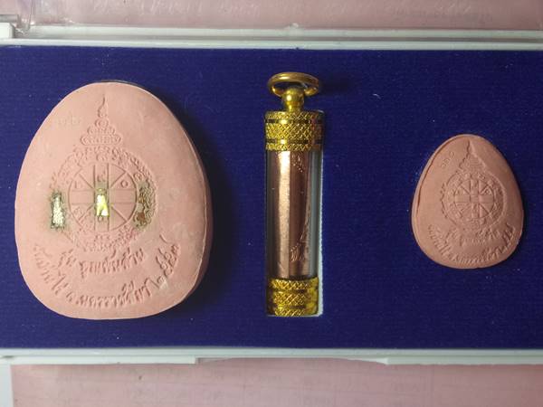 ชุดกรรมการ พระปิดตาหลวงพ่อคูณ รุ่น คูณพันล้าน ออกวัดบ้านไร่ ปี 57 เนื้อ ผงชมพูผสมจีวรตะกรุด 3 กษัตริ