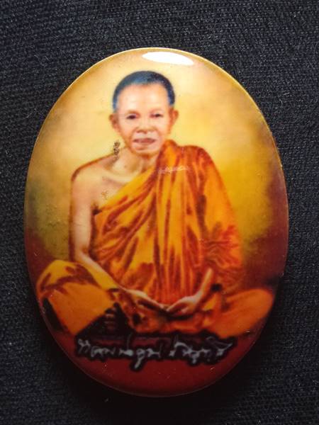 ล็อตเก็ตหลวงพ่อคูณ รุ่น คูณพันล้าน ออกวัดบ้านไร่ ปี 57 ฉากสีแดงหลังอุดผงพุทธคูณฝังตะกรุด 1 ดอก ติดจี