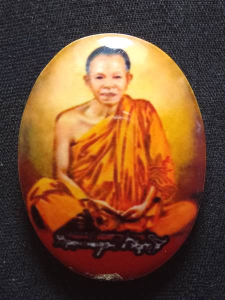 ล็อตเก็ตหลวงพ่อคูณ รุ่น คูณพันล้าน ออกวัดบ้านไร่ ปี 57 ฉากสีแดงหลังอุดผงพุทธคูณฝังตะกรุด 1 ดอก ติดจี