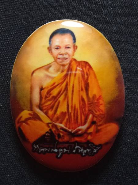 ล็อตเก็ตหลวงพ่อคูณ รุ่น คูณพันล้าน ออกวัดบ้านไร่ ปี 57 ฉากสีแดงหลังอุดผงพุทธคูณฝังตะกรุด 1 ดอก ติดจี