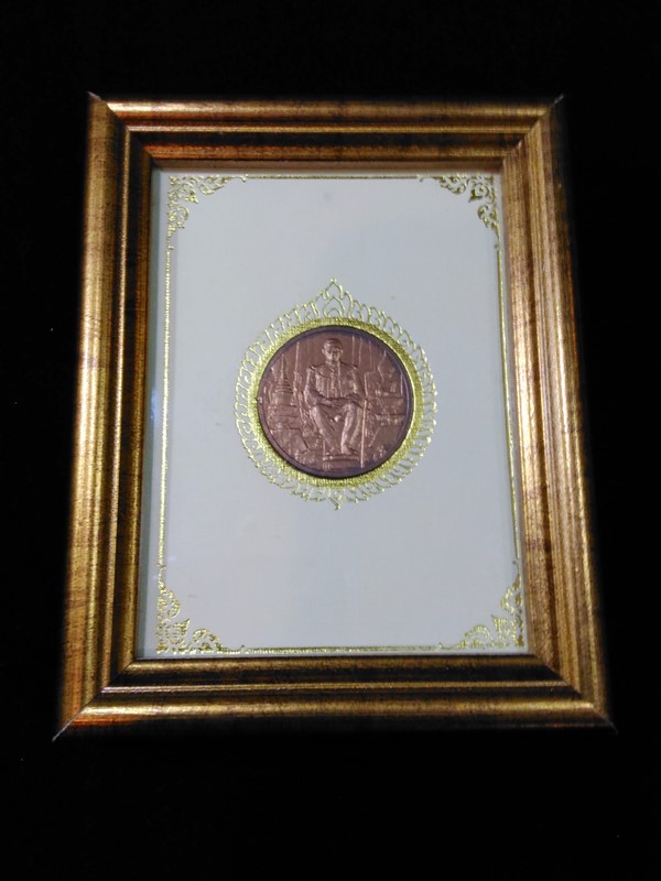 เหรียญพระราชพิธีมหามงคลเฉลิมพระชนมพรรษา ๘๐ พรรษา ๕ ธันวาคม ๒๕๕๐ พร้อมกรอบ (เคาะเดียว)