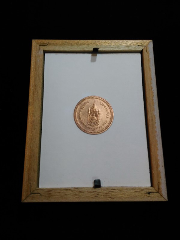 เหรียญพระราชพิธีมหามงคลเฉลิมพระชนมพรรษา ๘๐ พรรษา ๕ ธันวาคม ๒๕๕๐ พร้อมกรอบ (เคาะเดียว)