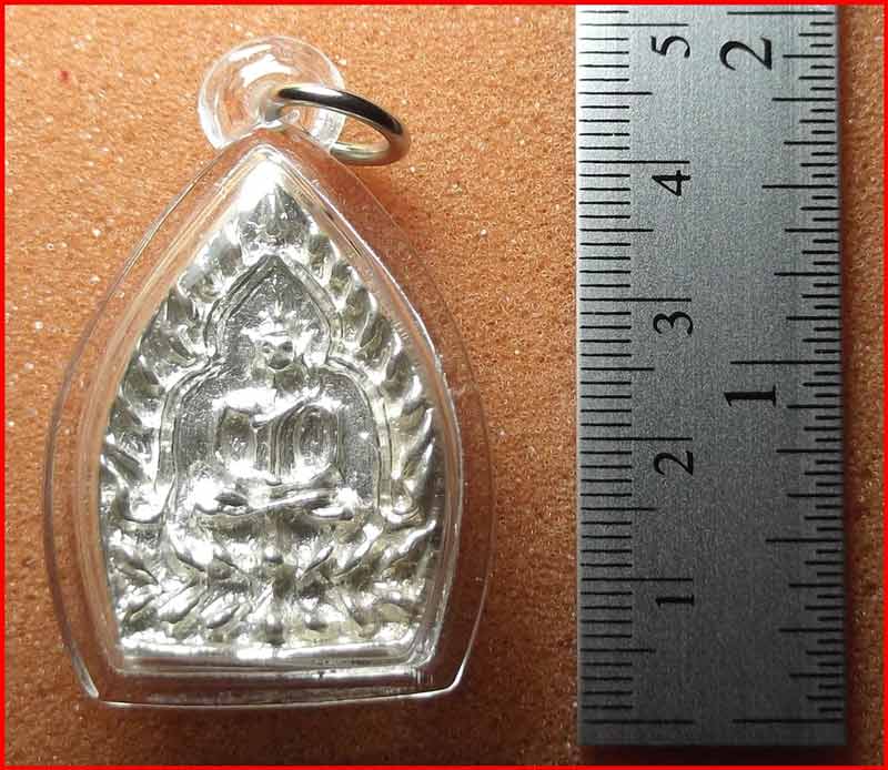 เหรียญหล่อพิมพ์เจ้าสัวมหาเศรษฐี เนื้อเงิน หลวงพ่อชำนาญ วัดบางกุฎีทอง จ.ปทุมธานี ปี 2547 เลี่ยมพร้อม