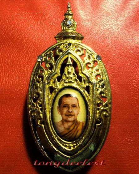 ล็อกเก็ตหลวงพ่อฤาษีลิงดำ วัดท่าซุง กะไหล่ทองประดับเพชร สวยมากค่ะ