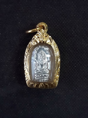 ปรกองค์จ้อย รุ่นเจริญพรไตรมาส หลวงพ่อคูณ ปริสุทฺโธ วัดบ้านไร่ ปี๒๕๕๗ เนื้อเงินพร้อมเลี่ยมทองครับ