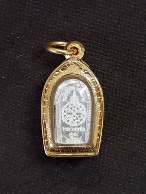 ปรกองค์จ้อย รุ่นเจริญพรไตรมาส หลวงพ่อคูณ ปริสุทฺโธ วัดบ้านไร่ ปี๒๕๕๗ เนื้อเงินพร้อมเลี่ยมทองครับ