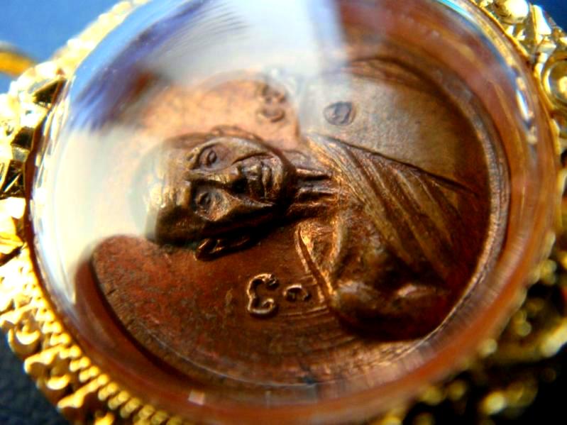 เหรียญเม็ดกระดุม กลมเล็ก หลวงปู่สิม เนื้อทองแดง ปี18 วัดถ้ำผาปล่อง เลี่ยมทองพร้อมบูชา พร้อมบัตร