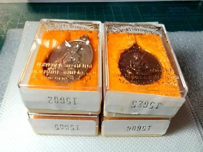 ๔เหรียญ หลวงปู่ม่น วัดเนินตามาก เหรียญที่ระลึกสร้างโรงพยาบาลเนื้อนวะรุ่นเมตตา พร้อมกล่องเดิมครับ