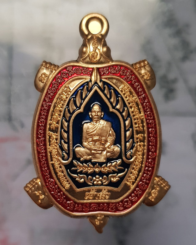 หลวงพ่อพัฒน์ วัดห้วยด้วน จ.นครสวรรค์ รุ่นเต่าเจ้าสัวโคตรเศรษฐี เนื้อสัตตะ ลงยา 2 สี เลข 592