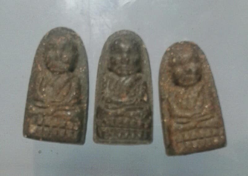 หลวงปู่ทวดเนื้อว่าน พิมพ์พระรอดเล็ก วัดห้วยมงคล 3 องค์เคาะเดียว