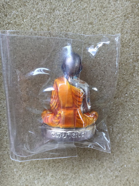 รูปเหมือนปั้มหลวงพ่อคูณ วัดบ้านไร่ "รุ่นเทพเจริญพร" เนื้อโลห ะกะไหล่เงิน ลงยาจีวร