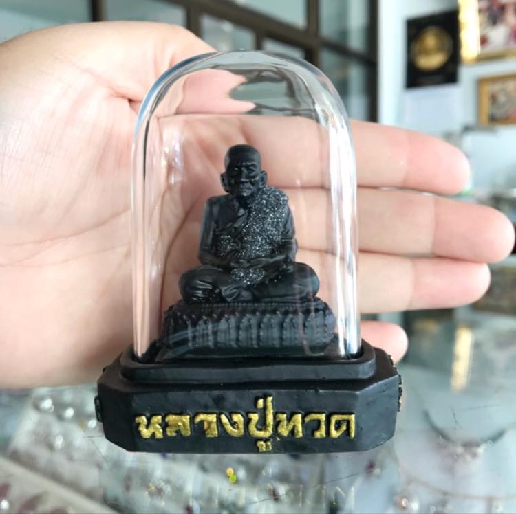 พระนิลหลวงปู่ทวด ตั้งหน้ารถ ขนาดหน้าตัก1.5นิ้ว /ฐานกว้าง6-7ซม. /สูง9-9.5ซม. โรยเกล็ดเพชร พร้อมฐานและ