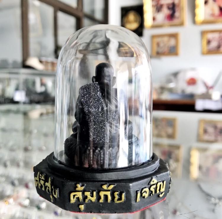 พระนิลหลวงปู่ทวด ตั้งหน้ารถ ขนาดหน้าตัก1.5นิ้ว /ฐานกว้าง6-7ซม. /สูง9-9.5ซม. โรยเกล็ดเพชร พร้อมฐานและ