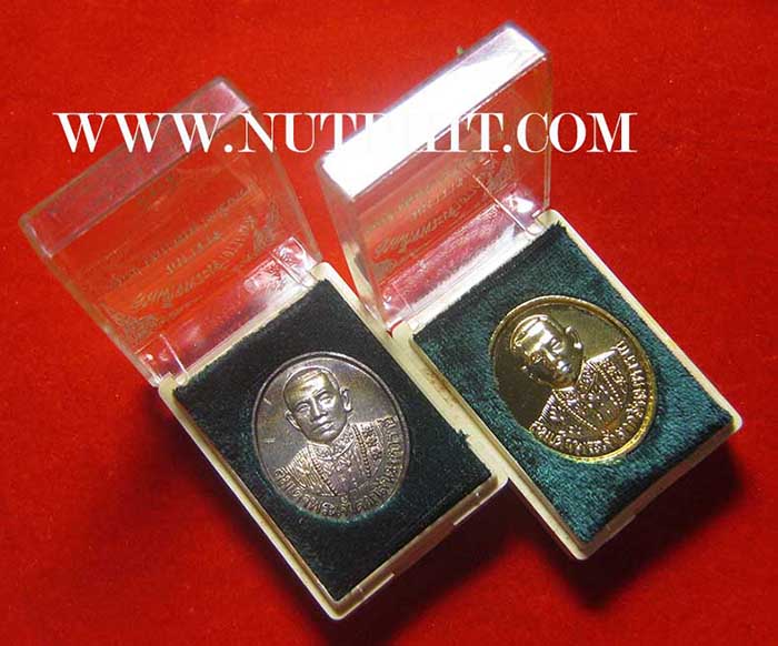 แพ็คคู่พระเจ้าตากสินมหาราช ค่ายตากสิน จันทบุรี ปี 2537 เนื้อเงินแท้+กระไหล่ทอง*134