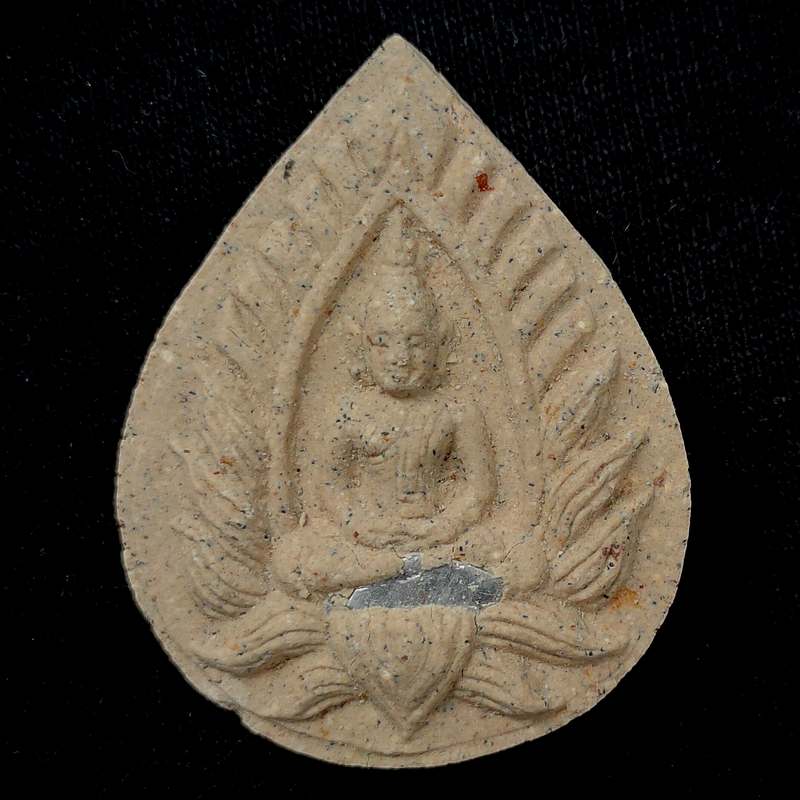 พระผงปทุมมาศฝังกะตรุดเงิน หลวงปู่นาม วัดน้อยชมภู่ จ.สุพรรณบุรี 2554 รุ่นนี้เช่าเองจากวัดครับ