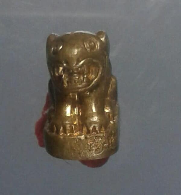 เสือทองเหลือง หลวงพ่อเพี้ยน วัดเกริ่นกฐิน ลพบุรี เคาะเดียวแดงครับ