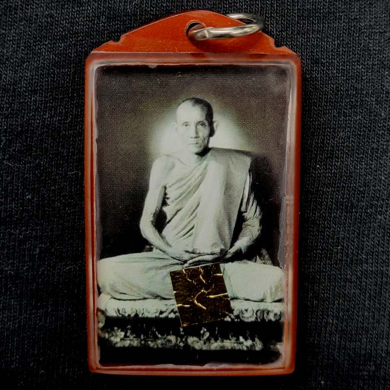 รูปถ่ายรุ่นนิยมหลังตะวัน หลวงพ่อกวย วัดโฆสิตาราม จ.ชัยนาท ออกปี 2558 พิเศษหลังปั๊มยันต์คู่