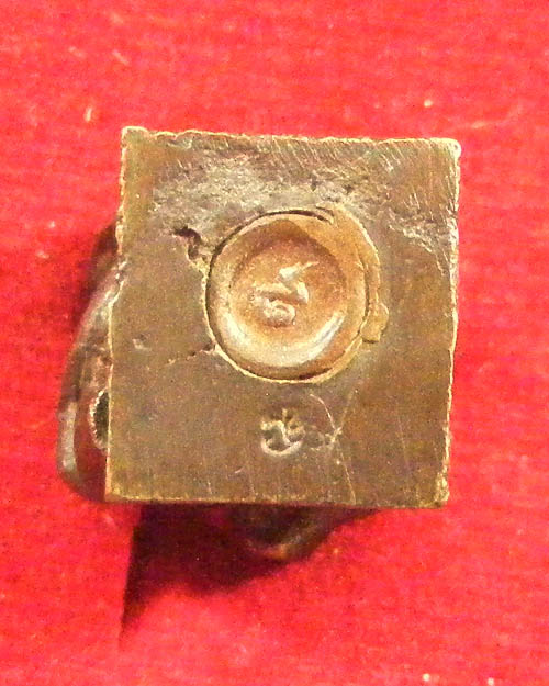 รูปหล่อ เอกลักษณ์ นั่งยอง หลวงพ่อคูณ ปริสุทโธ วัดบ้านไร่