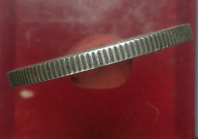 เหรียญหนึ่งบาทเนื้อเงิน  มหาวชิราวุธ สยามินทร์  (รัชกาลที่๖)  ปี๒๔๕๙ เคาะเดียวครับ 