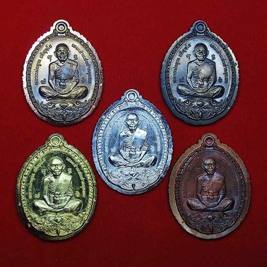 เหรียญเปิดโลก หลวงพ่อคูณ วัดบ้านไร่ ชุดกรรมการ ๕ เหรียญไม่ตัดปีก ๙รอบ หมายเลข ๑๖๒ พร้อมกล่อง